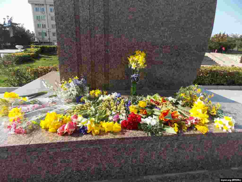 Ukraine, Crimea, Sevastopol - the activists came to the Shevchenko monument in Sevastopol, March 9, 2016