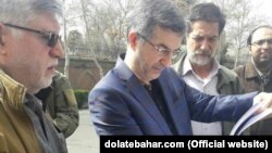 Бывший вице-президент Ирана Эсфандияр Рахим Машаи во время протеста в Тегеране держит в руках копию судебных документов в отношении Хамида Багаи, тоже занимавшего пост вице-президента при Ахмадинежаде. 15 марта 2018 года.