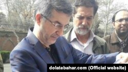 Эсфандияр Рахим Машаи наразылық акциясы кезінде сот шешімінің көшірмесін оқып тұр. Тегеран, 15 наурыз 2018 жыл