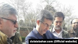 Бывший вице-президент Ирана Эсфандияр Рахим Машаи во время протеста в Тегеране держит в руках копию судебных документов в отношении Хамида Багаи, тоже занимавшего пост вице-президента при Ахмадинежаде. 15 марта 2018 года