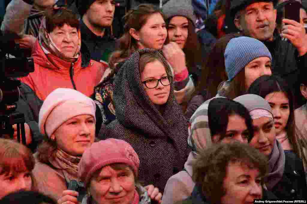 Школьники в Татарстане изучают теперь язык добровольно на основе письменного согласия родителей в пределах до двух часов в неделю. Подобные правила действуют в отношении государственных языков республик по всей территории России. &nbsp;