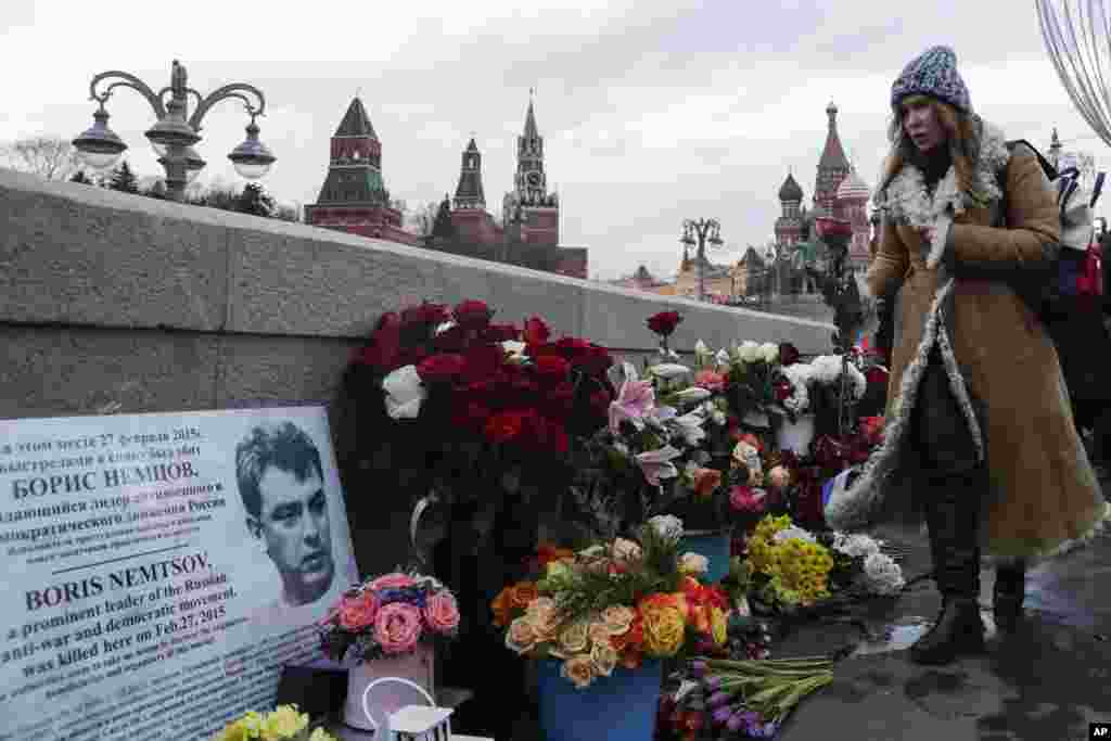 Цветы на Москворецком мосту, где был убит Борис Немцов.