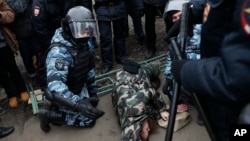 Пострадавшая в ходе столкновений с полицией девушка на «Русском марше» в Москве, архивное фото 