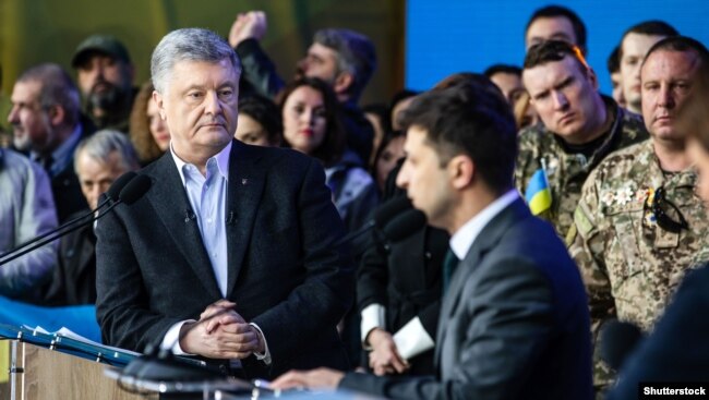 Kıevtegi stadıonda ótken Petr Poroshenko men Vladımır Zelenskıı arasyndaǵy debat. 19 sáýir 2019 jyl.