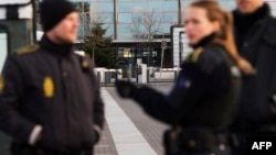Pamje e dy pjesëtarëve të policisë së Danimarkës