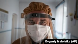 Лікар Іван Венжинович у спеціальному костюмі для захисту від коронавірусу після ранкового огляду пацієнтів із COVID-19 у лікарні в Почаєві, 1 травня 2020 року