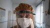 Лікар Іван Венжинович після огляду пацієнтів з коронавірусом в Почаївській лікарні. Фото зроблене 1 травня 2020 року
