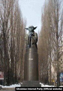 Yoda, a bölcs Jedi tanító szobra – egy ledöntött Lenin-szobor talapzatán Kijevben