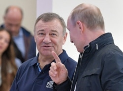 Володимир Путін (праворуч) говорить із Аркадієм Ротенбергом, 2018 рік