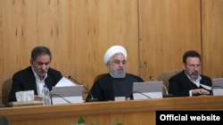 روحانی تاکید کرد که فعالیت مراکز دولتی ادامه پیدا خواهد کرد.