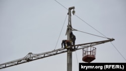 Архівне фото: пошкоджена електроопора високовольтної лінії біля села Чонгар Генічеського району Херсонської області, 11 жовтня 2015 року
