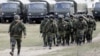 Российские военные без опознавательных знаков (так называемые зеленые человечки) в селе Перевальное, Крым. 5 марта 2014 года