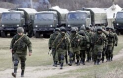 Російські військові без опізнавальних знаків окуповують Крим. Перевальне, 20 березня 2014 року