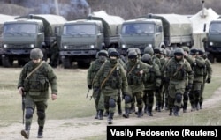 Российские военные без опознавательных знаков (так называемые «зеленые человечки») в селе Перевальное, 5 марта 2014 года