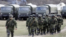 Российские военные без опознавательных знаков оккупируют Крым. Перевальное, 20 марта 2014 года