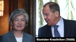 Russian Foreign Minister Sergei Lavrov (right) meets his South Korean counterpart Kang Kyung-wha in Moscow on June 17. 