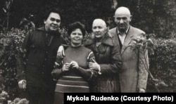 Зліва направо: Микола Руденко, його дружина Раїса Руденко та Петро Григоренко з дружиною Зінаїдою. Київ, Конча-Заспа, вересень 1976 року
