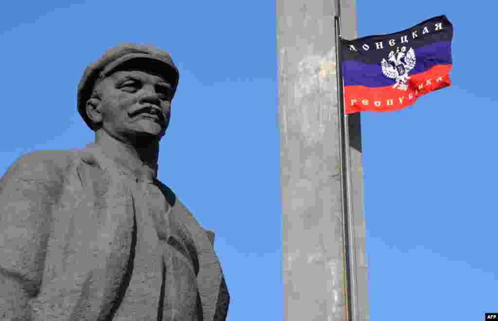 Донецкінің орталық алаңындағы Ленин ескерткіші тұсына ілінген, өзін өзі жариялаған &laquo;Донецк халық республикасының&raquo; туы. 16 қыркүйек 2014 жыл. 