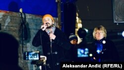 Glumac i aktivista Branislav Trifunović bio je na razgovoru u policiji zbog navodnog cepanja zastave Srbije u jednoj pozorišnoj predstavi. Na slici Trifunović na protestu protiv vlasti u Beogradu, 12. januara 2019.