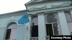 Со здания Меджлиса в Симферополе неизвестные сняли крымскотатарский флаг, 1 июня, 2015 года