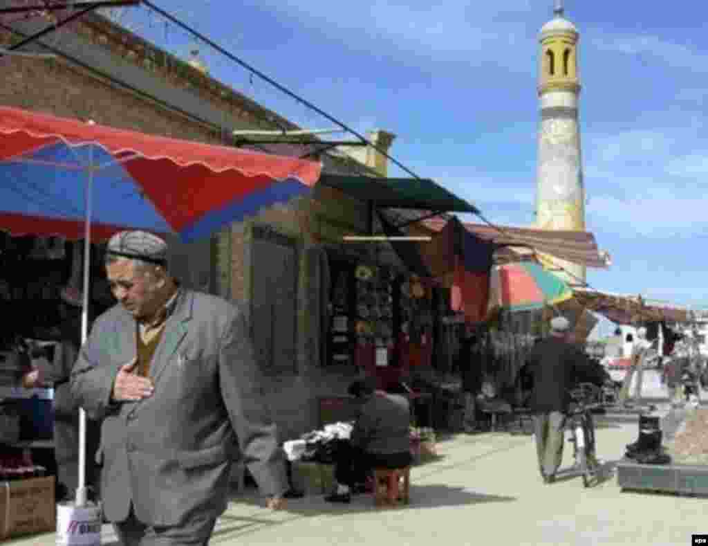 У мечети Ид Хана в Кашгаре.