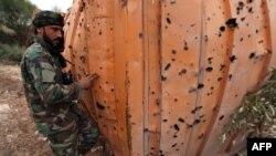 مقاتل ليبي خلال إشتبكاكات مع مسلحين من جماعات إسلامية متطرفة في بنغازي