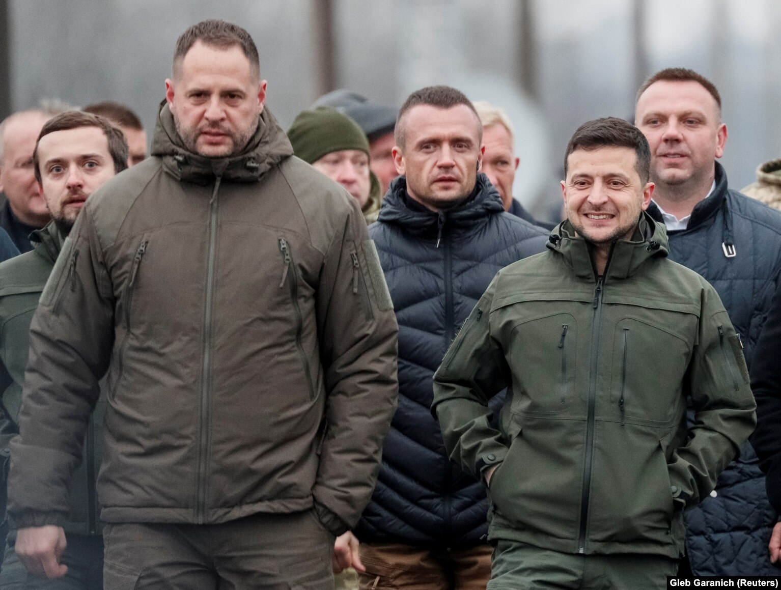 Невдовзі після виборів, але перед великої війною. Володимир Зеленський та Андрій Єрмак відвідують Станицю Луганську на Донбасі 20 листопада 2019 року. Єрмак тоді ще був просто помічником і радником президента. Офіс він очолить через чотири місяці