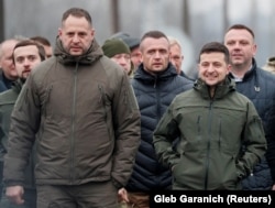 Невдовзі після виборів, але перед великої війною. Володимир Зеленський та Андрій Єрмак відвідують Станицю Луганську на Донбасі 20 листопада 2019 року. Єрмак тоді ще був просто помічником і радником президента. Офіс він очолить через чотири місяці