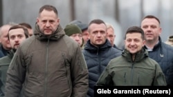 Andriy Yermak (left) with Ukrainian President Volodymyr Zelenskyy in November 2019.
