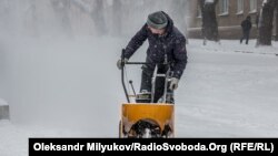 26-27 грудня в Україні, за даними синоптиків, часом можливий сніг, місцями пориви вітру 15-20 м/с