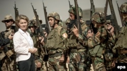 Министр обороны Германии Урсула фон дер Ляйен в Ираке среди солдат пешмерги и бундесвера, сентябрь 2016