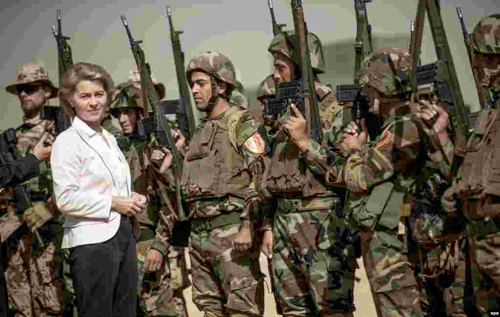 Ministrja gjermane e Mbrojtjes, Ursula von der Leyen (majtas), qëndron në mesin e ushtarëve kurd Peshmerga gjatë një vizite në qendrën arsimore Bnaslawa afër Irbilit, Irak.