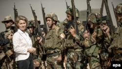 Iraq -- German Defense Minister Ursula von der Leyen (L) stands among Kurdish Peshmerga and German Bundeswehr soldiers during a visit to the educational centre Bnaslawa near Irbil, Septebmer 23, 2016