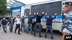 Полиция кызматкерлери Москванын Митинский радиобазарында мигранттардын документтерин текшерүүдө. 30-июль, 2013