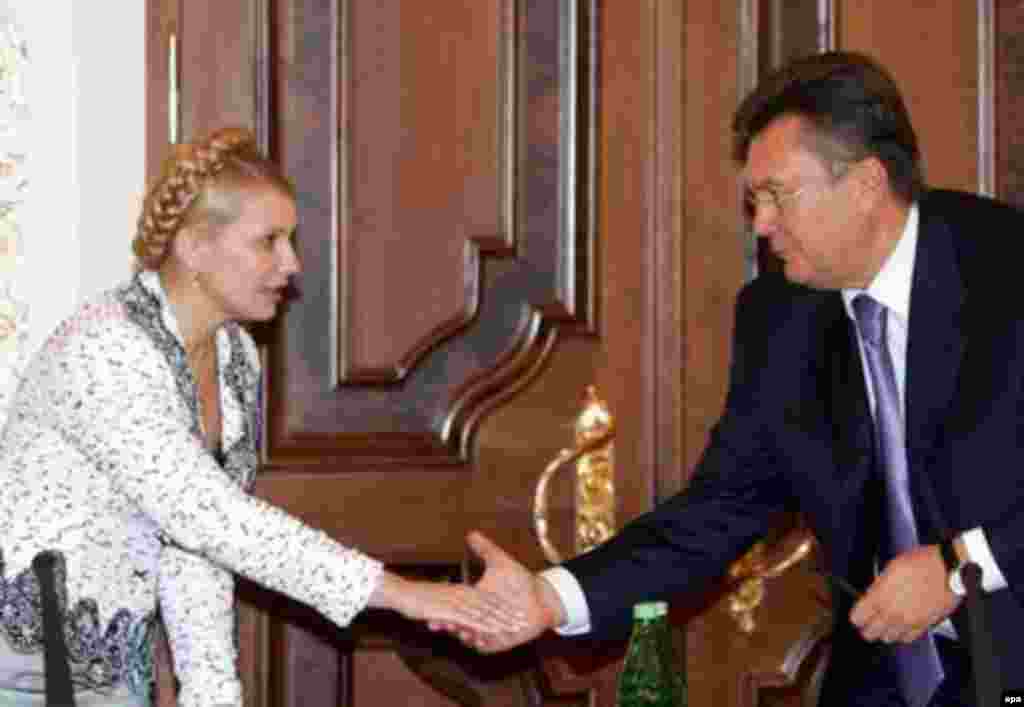 Shaking hands with Yulia Tymoshenko during crisis talks in the president's office in 2006.