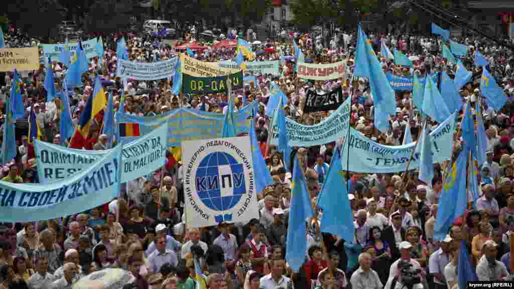 На площади можно увидеть разнообразную символику. Больше всего украинских и крымскотатарских флагов