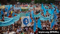 Траурный общекрымский митинг, посвященный памяти жертв депортации крымскотатарского народа. Симферополь, 18 мая 2011 года