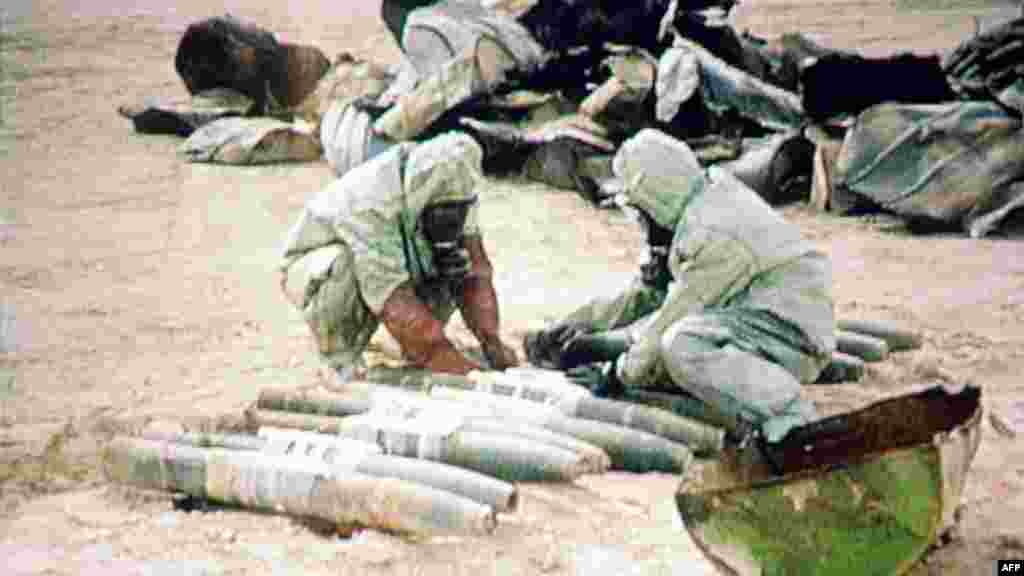 Участники команды ООН готовят около тысячи литров горчичного газа для контролируемого взрыва 24 ноября 1992 года в Аль-Мутанне, Ирак. 