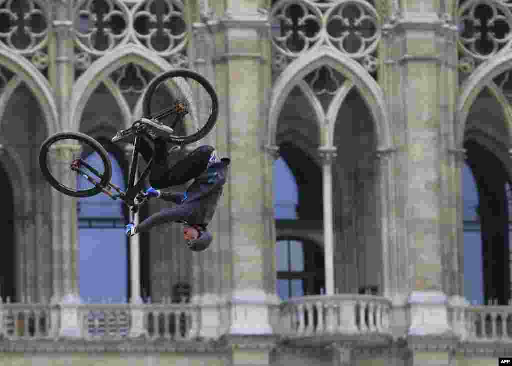 A participant practices with his bike during Red Bull&#39;s Vienna Air King freestyle event held in front of the Rathaus in Vienna. (AFP/Alexander Klein)