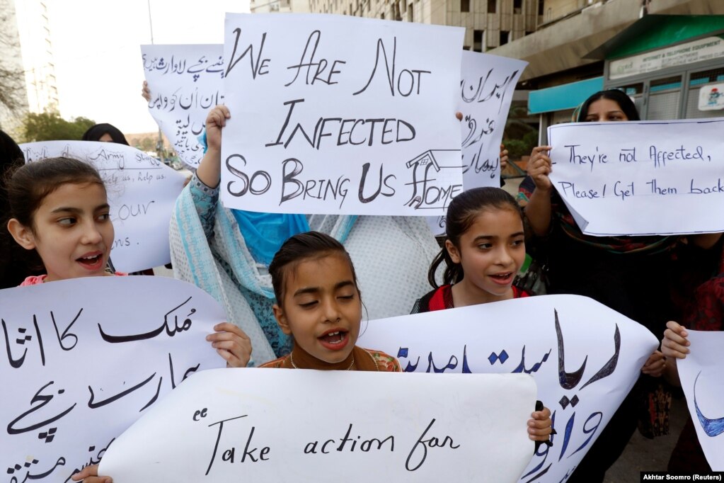 Anëtarët e një familjeje në Karaçi kërkojnë evakuimin e studentëve pakistanezë nga Kina, të cilët nuk mund të ktheheshin pas shpërthimit të koronavirusit.
