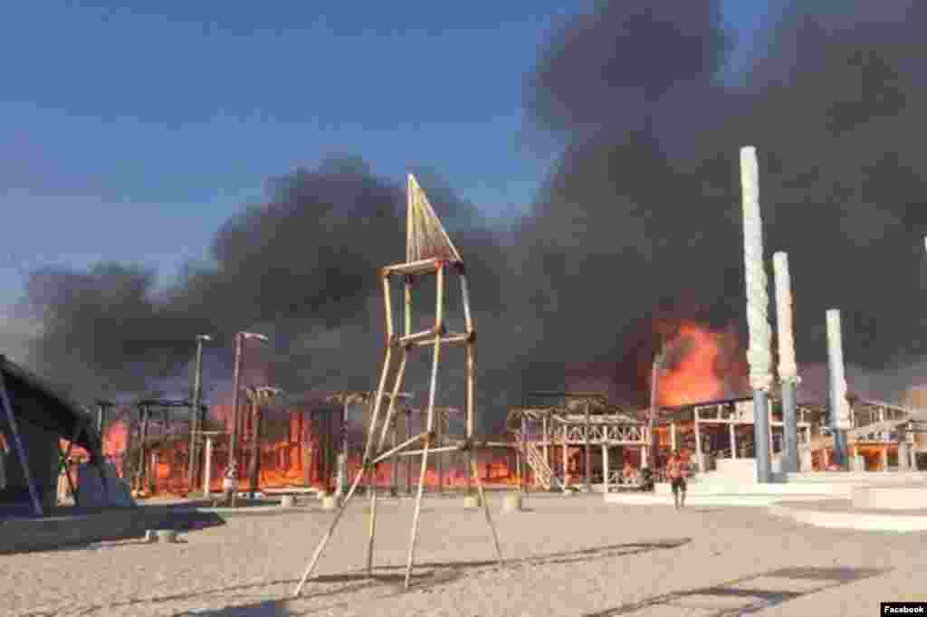 Пожар на бывшей территории «КаZантипа» начался вечером 17 июля. 