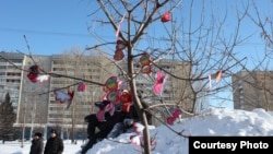 Древо желаний, увешанное валентинками. Усть-Каменогорск, 17 февраля 2013 года.