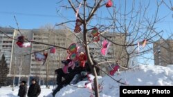 Древо желаний, увешанное валентинками. Усть-Каменогорск, 17 февраля 2013 года.