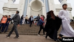Верующие выходят из мечети в Алматы. 12 сентября 2016 года. Иллюстративное фото.
