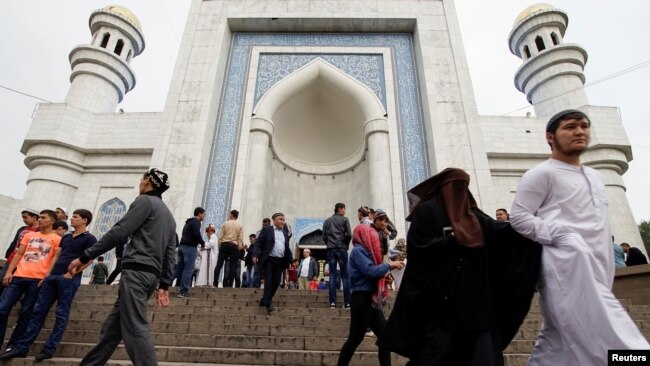 Люди у мечети в Алматы в день Курбан-айта.