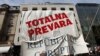 „Fraudă totală. Republica Corupția”, pancardă la un protest anticorupție organizat la Zabreb în aprilie 2011.