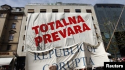 „Fraudă totală. Republica Corupția”, pancardă la un protest anticorupție organizat la Zabreb în aprilie 2011.