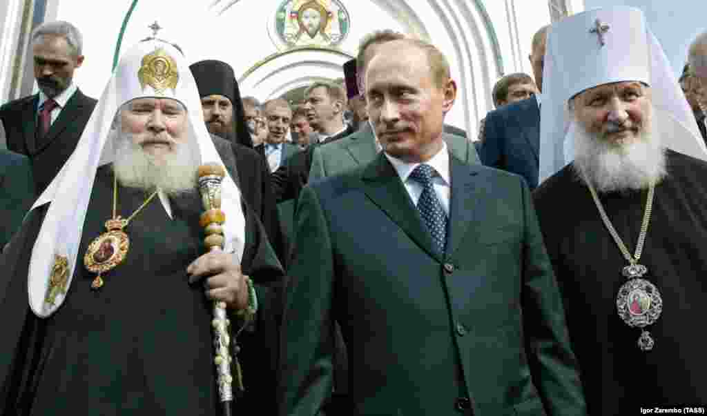 РУСИЈА - Рејтингот на рускиот претседател Владимир Путин падна под 60 отсто, за прв пат во последните пет години, покажува истражувањето на независниот центар Левада. Според истражувањето, 56 отсто од Русите изјавиле дека ќе гласаат за Путин на изборите кои треба да се одржат во 2024 година, што е 10 проценти помалку во споредба со минатогодишната анкета.