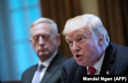 U.S. President Donald Trump (right) with Defense Secretary Jim Mattis in 2017