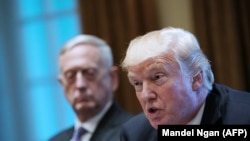 Președintele Donald Trump alături de minstrel apărării James Mattis 